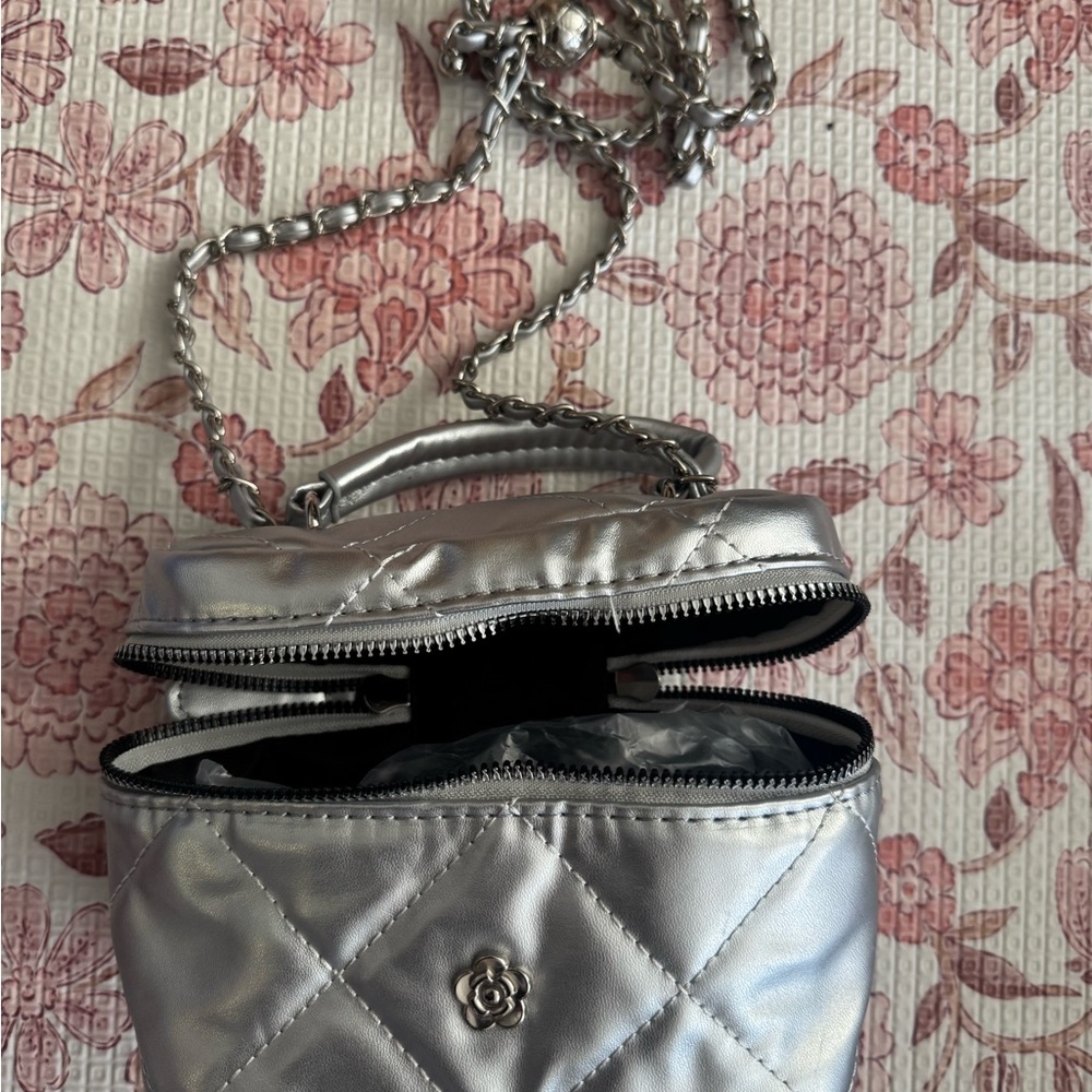 ONE Quilted Silver top handle crossbody Bag w/ camelia and crush adjustable stra - Picture 4 of 4